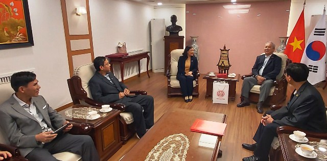  Phó Chủ tịch UBND tỉnh Trần Thị Nga thăm và làm việc với Đại sứ quán Việt Nam tại Hàn Quốc